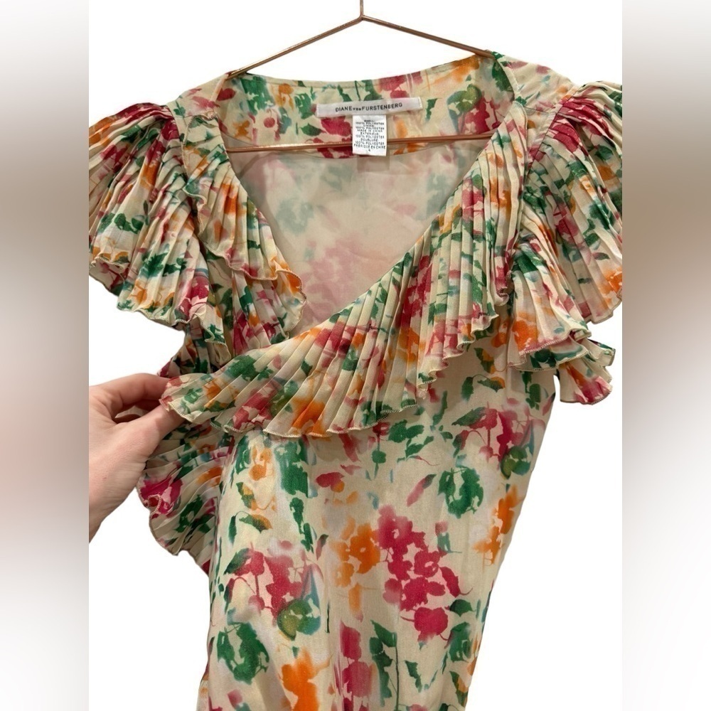DIANE VON FURSTENBERG True Wrap Floral Top Size 4 VGUC - Picture 3 of 6